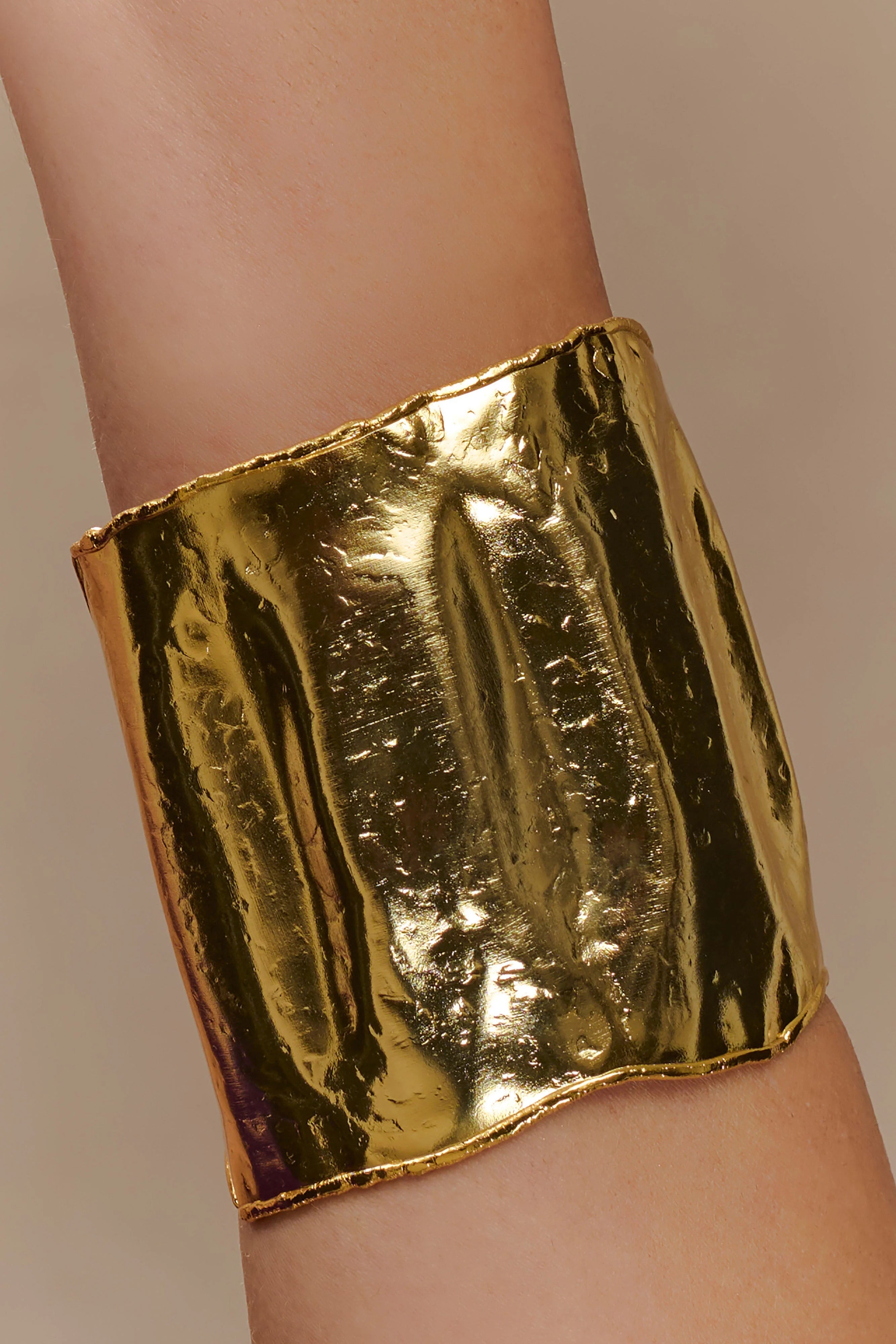 Ilania Textured Bangle Gold